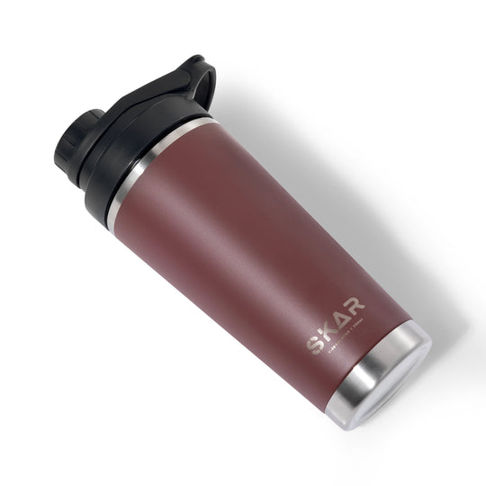 SKAR protein shaker tamno crvene boje u kosom položaju na bijeloj pozadini