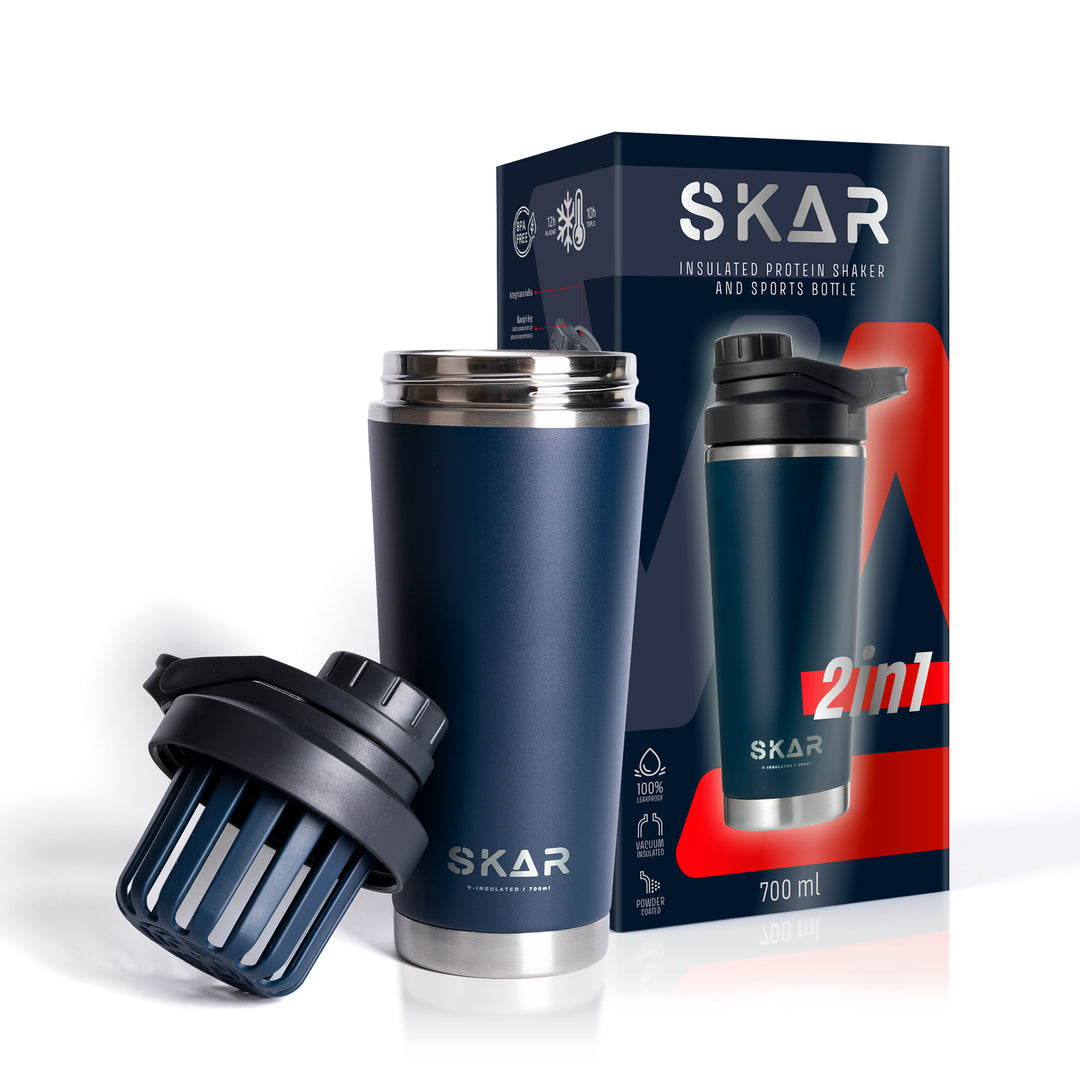 SKAR protein shaker tamno plave boje 700 ml s kutijom i nastavkom za miješanje