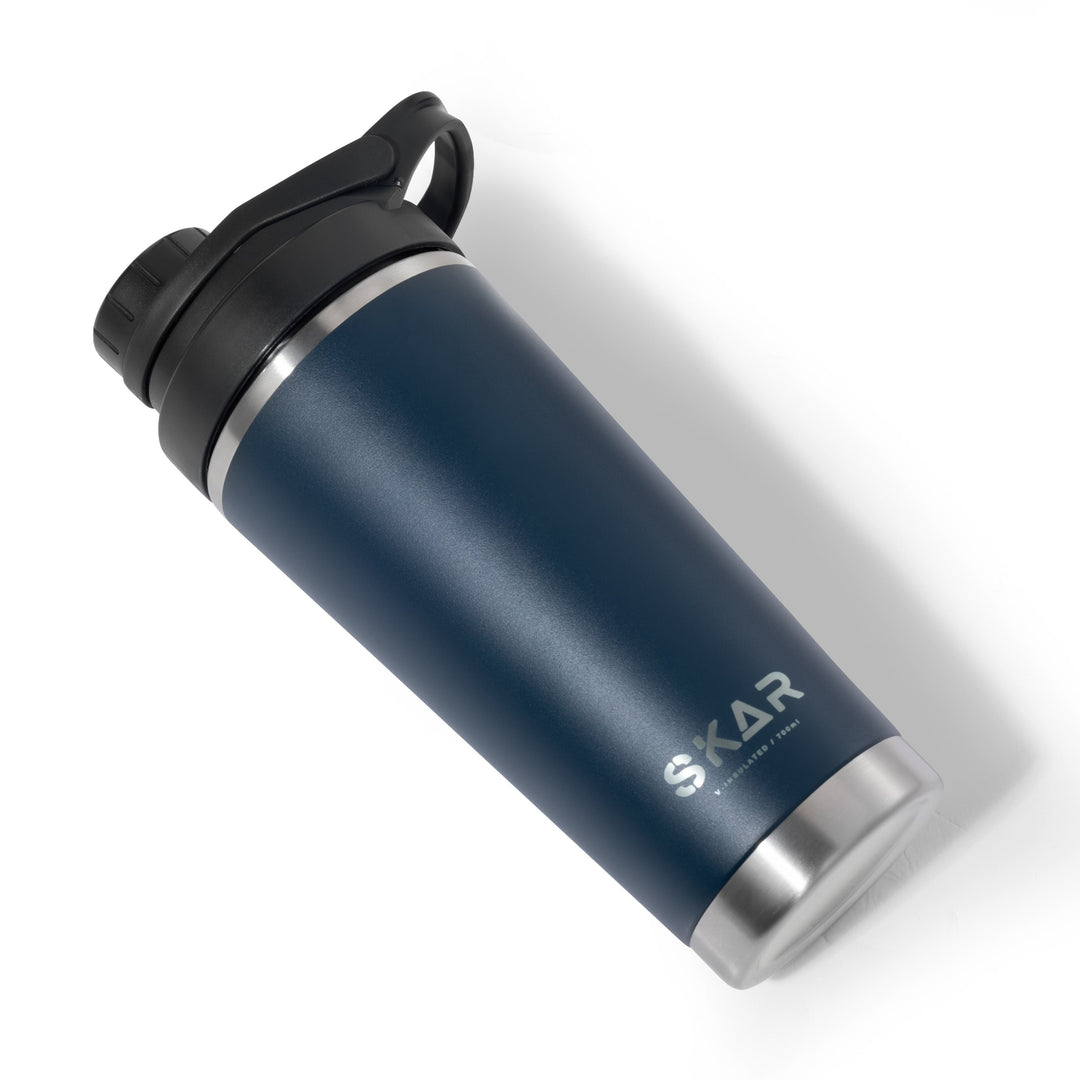 SKAR protein shaker tamno plave boje u kosom položaju na bijeloj pozadini