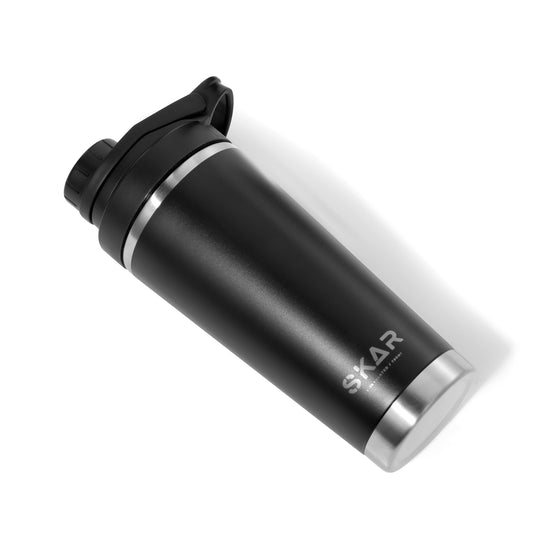 SKAR protein shaker tamno sive boje u kosom položaju na bijeloj pozadini